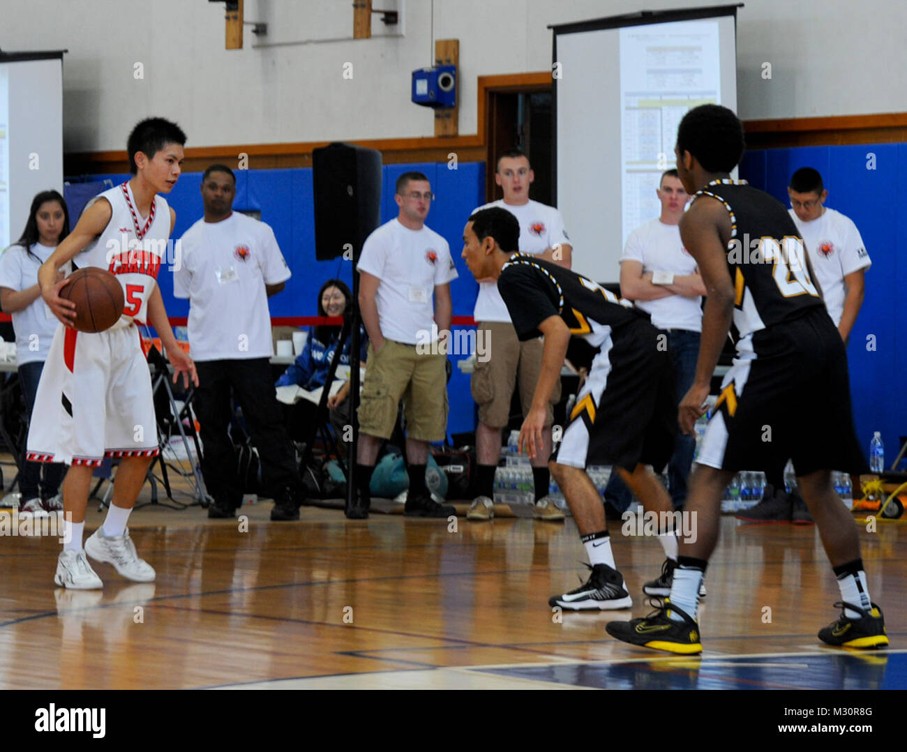 Chatan High School Basketball Spieler versucht, auf zwei Kadena High School Varsity Basketball Spieler während der O-eine Freundschaft Turnier am Risner Fitnesscenter auf Kadena Air Base, Japan, Jan. 26, 2013 zu nehmen. Das Turnier war ein Weg, um zu zeigen, wie die beiden unterschiedlichen Kulturen der Sport- und miteinander spielen. (U.S. Air Force Foto/Flieger 1. Klasse Justin Veazie) Okinawan-American Freundschaft Turnier durch # FIRMA PACOM Stockfoto