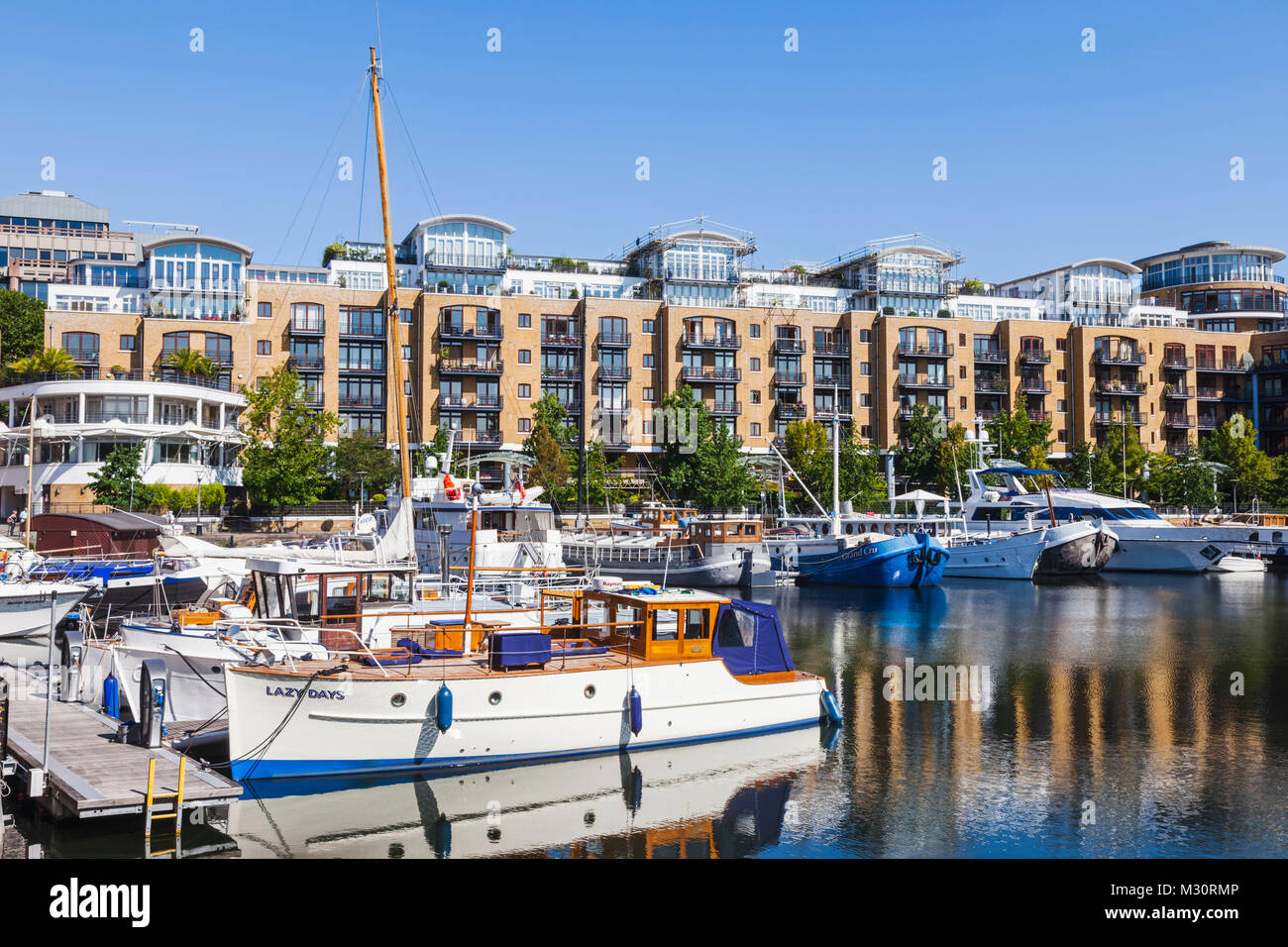 England, London, Wapping, St. Katharine Docks, Waterside Apartments und historische Boote Stockfoto
