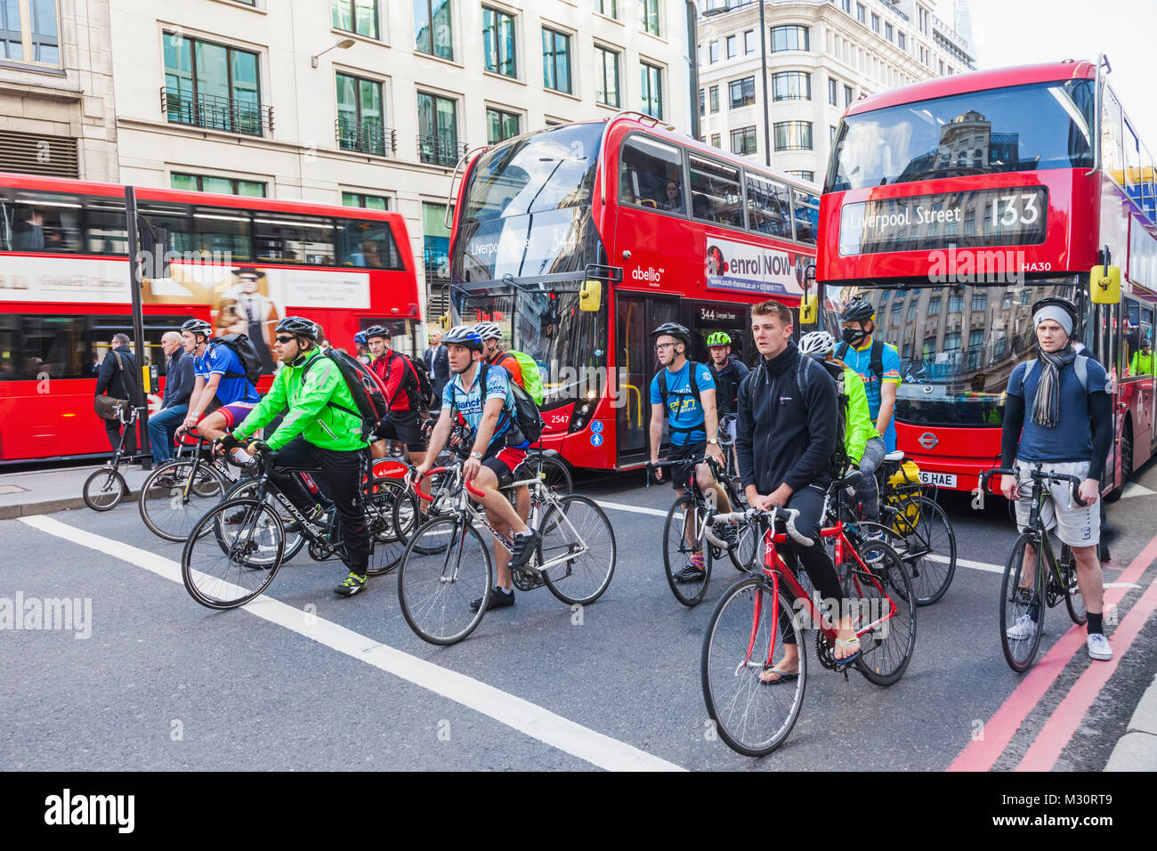 England, London, London Bridge, Radfahrer Pendeln zur Arbeit Stockfoto