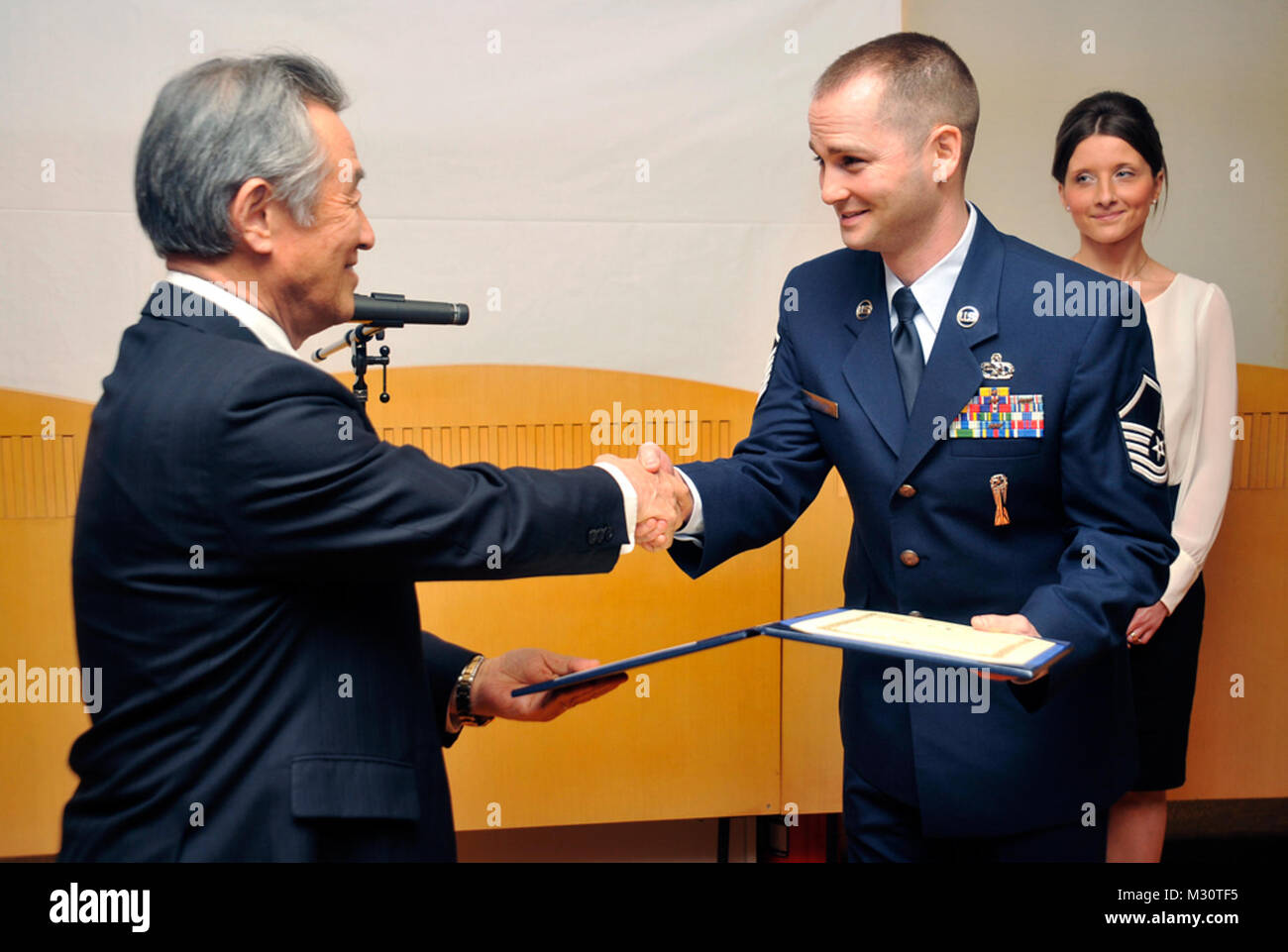 USAF MSgt Shurtleff erhält JAAGA Award von # FIRMA PACOM Stockfoto