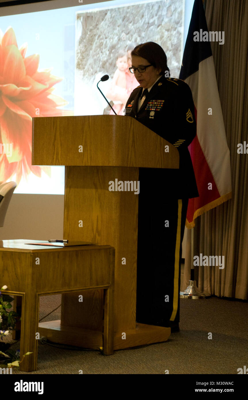 Staff Sgt. Maria C. Ornelas liest ein Tribut an Frau Flordeliza Q. Hill bei der Adjutant allgemeine Einhaltung 2013 der Frauen Geschichte Monat am 26. März 2013. Hill, einem langjährigen Mitglied der Texas Streitkräfte zivile Mitarbeiter unermüdlich für servicemembers und ihre Familien ausgesprochen und dabei darauf zu achten, dass Sie alle Ihre Vorteile waren. Die 2013 Geschichte der nationalen Frauen Monat Thema, Frauen inspirierende Innovation durch Phantasie, ehrt Generationen von Frauen, die während der Amerikanischen Geschichte ihre Intelligenz, Fantasie, Staunen, und Hartnäckigkeit, um außerordentlichen Beitrag Stockfoto