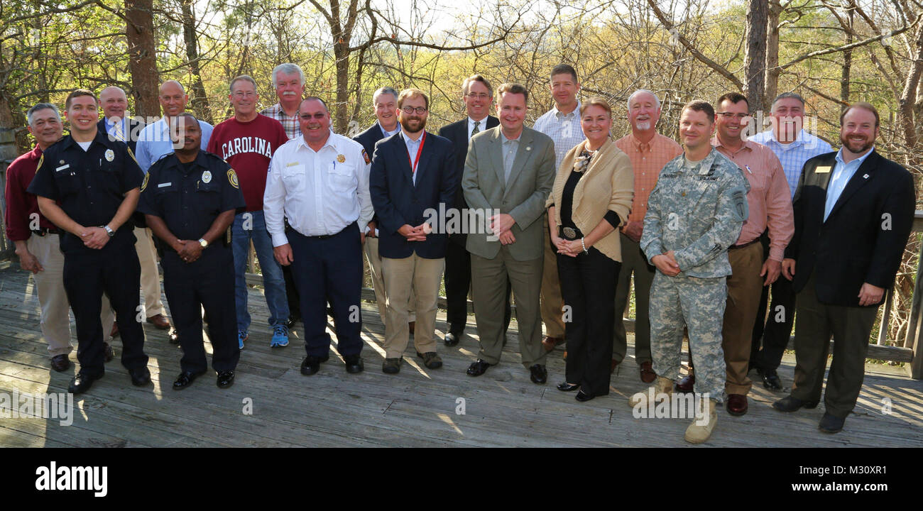 GaDOD Führungskräfte und Lumpkin County Beamte durch Georgia National Guard Stockfoto