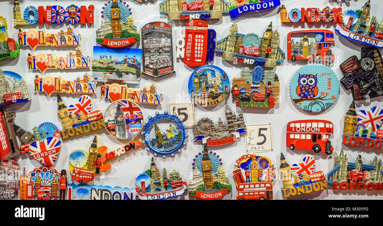 Eine Auswahl an Kühlschrank Magnete, London für Verkauf in einem Londoner Markt. Stockfoto