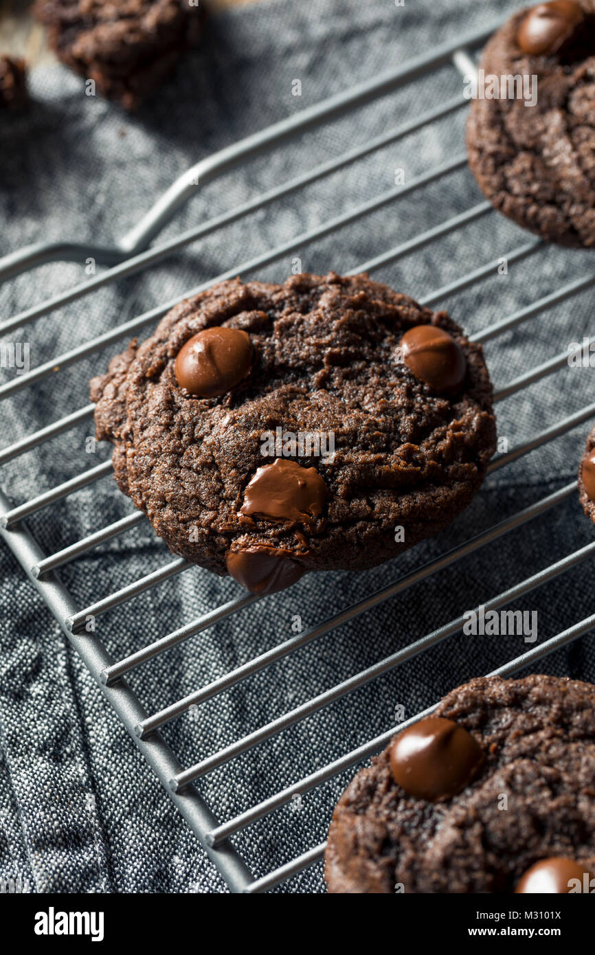 Hausgemachte dunkle Double Chocolate Chip Cookies bereit zu Essen Stockfoto