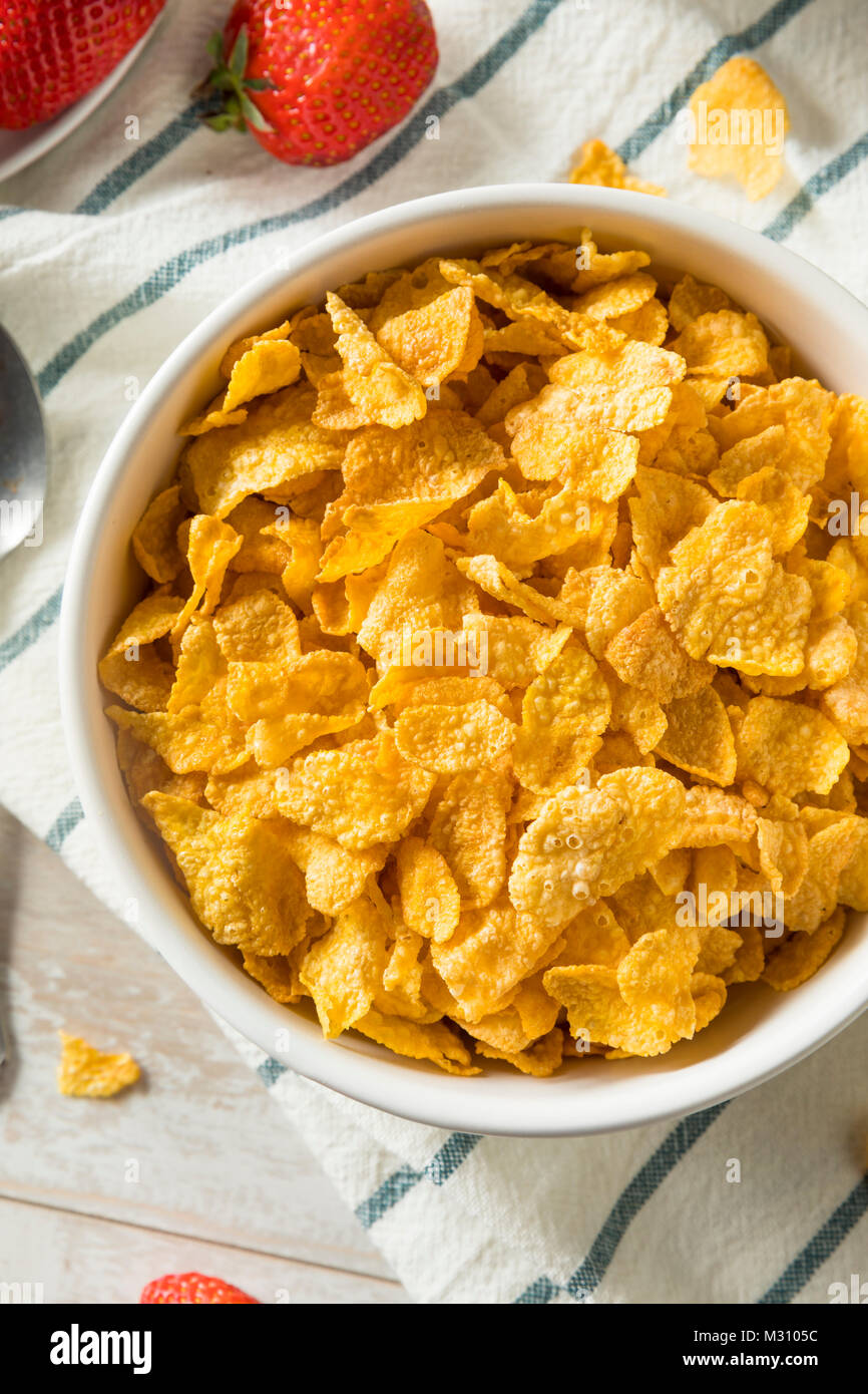 Gesunde Cornflakes mit Milch zum Frühstück mit Obst Stockfoto