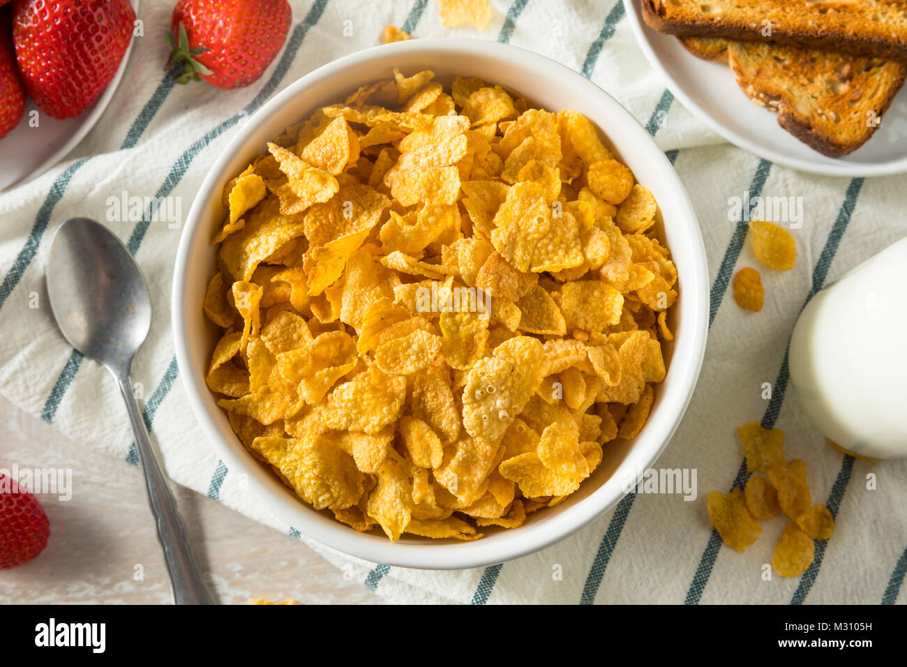 Gesunde Cornflakes mit Milch zum Frühstück mit Obst Stockfoto