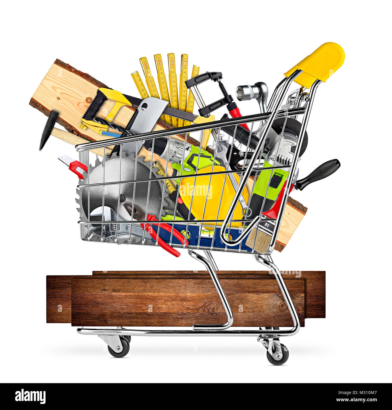 DIY-Markt Hardware Store Konzept Werkzeuge und Holzbohlen im Warenkorb auf weißem Hintergrund Stockfoto