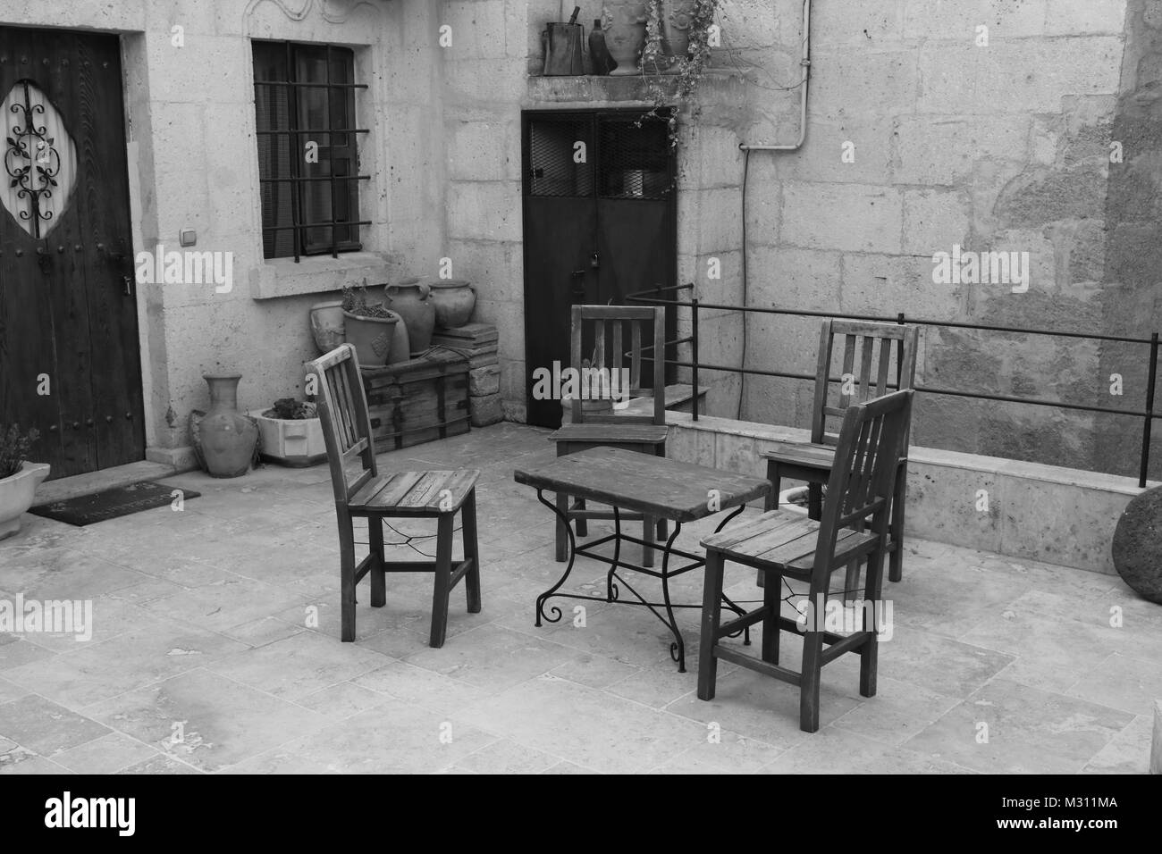 Hof mit Tisch und Stühlen in Schwarz und Weiß in der Türkei, 2017 Stockfoto