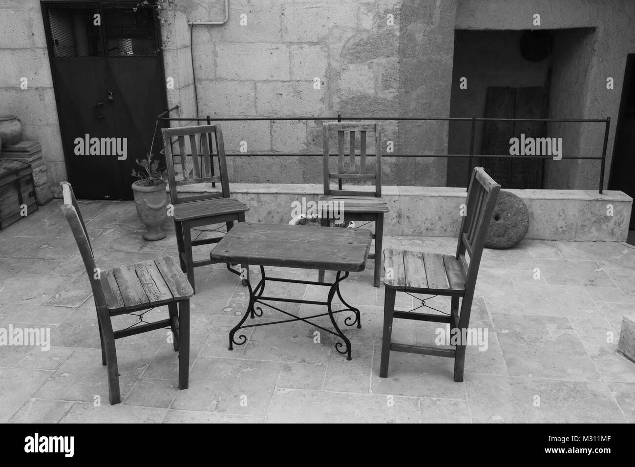 Hof mit Tisch und Stühlen in Schwarz und Weiß in der Türkei, 2017 Stockfoto