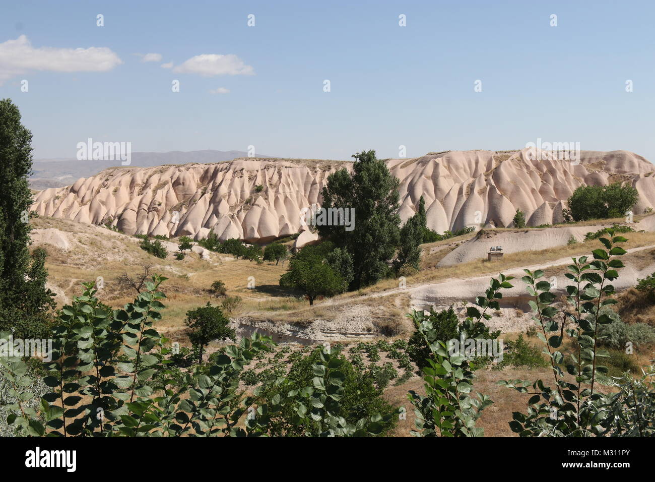 Touristen, die in der National park Open Air Museum in Kappadokien, Türkei, Göreme Stockfoto