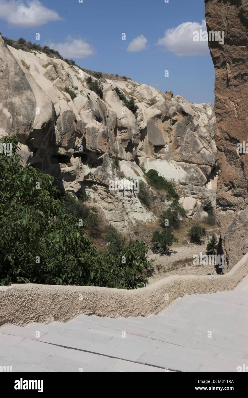 Touristen, die in der National park Open Air Museum in Kappadokien, Türkei, Göreme Stockfoto