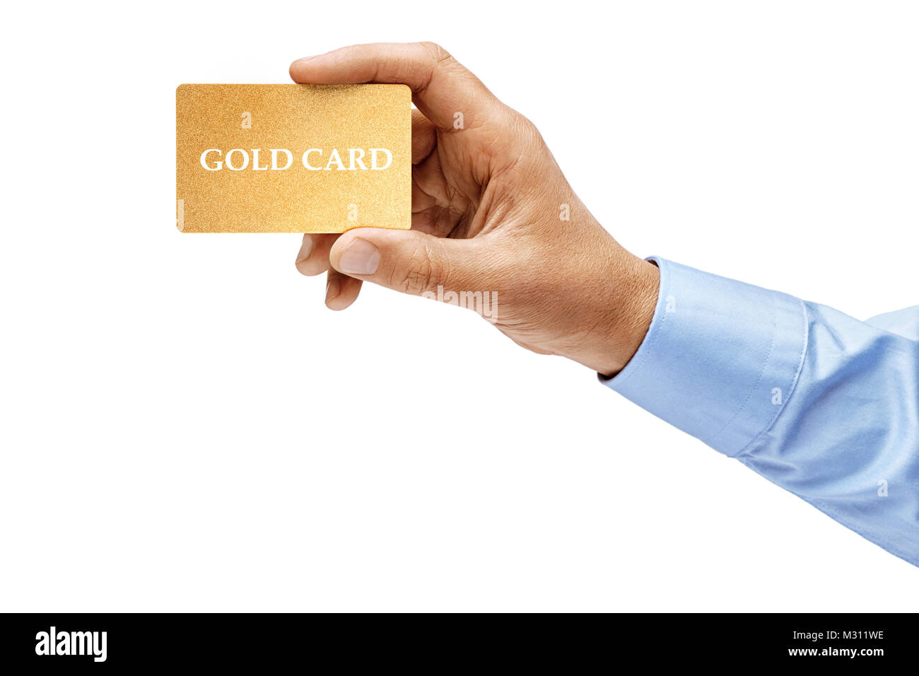 Des Menschen Hand in Shirt holding Gold Kreditkarte auf weißem Hintergrund. Hochauflösende Produkt. Close Up. Stockfoto