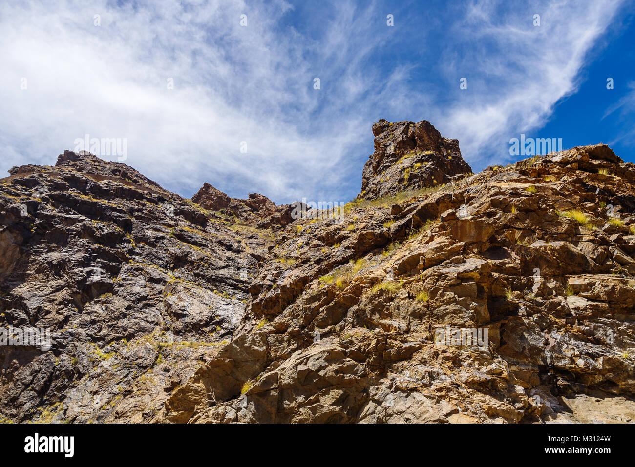 Rock massive vor blauem Himmel, Gran Canaria Stockfoto