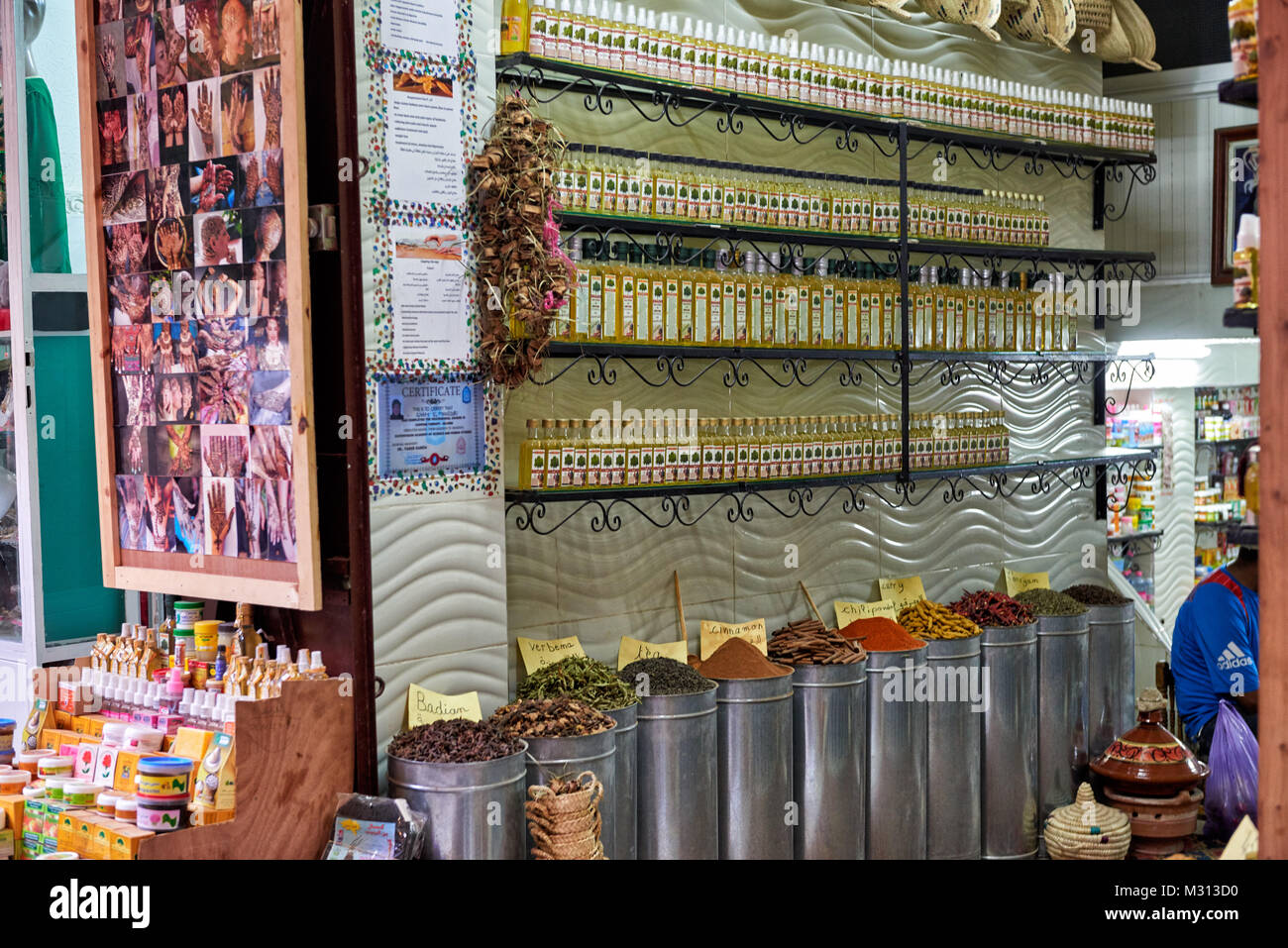 Shop mit Parfüm in der Altstadt (Medina) von Marrakesch, Marokko, Afrika Stockfoto