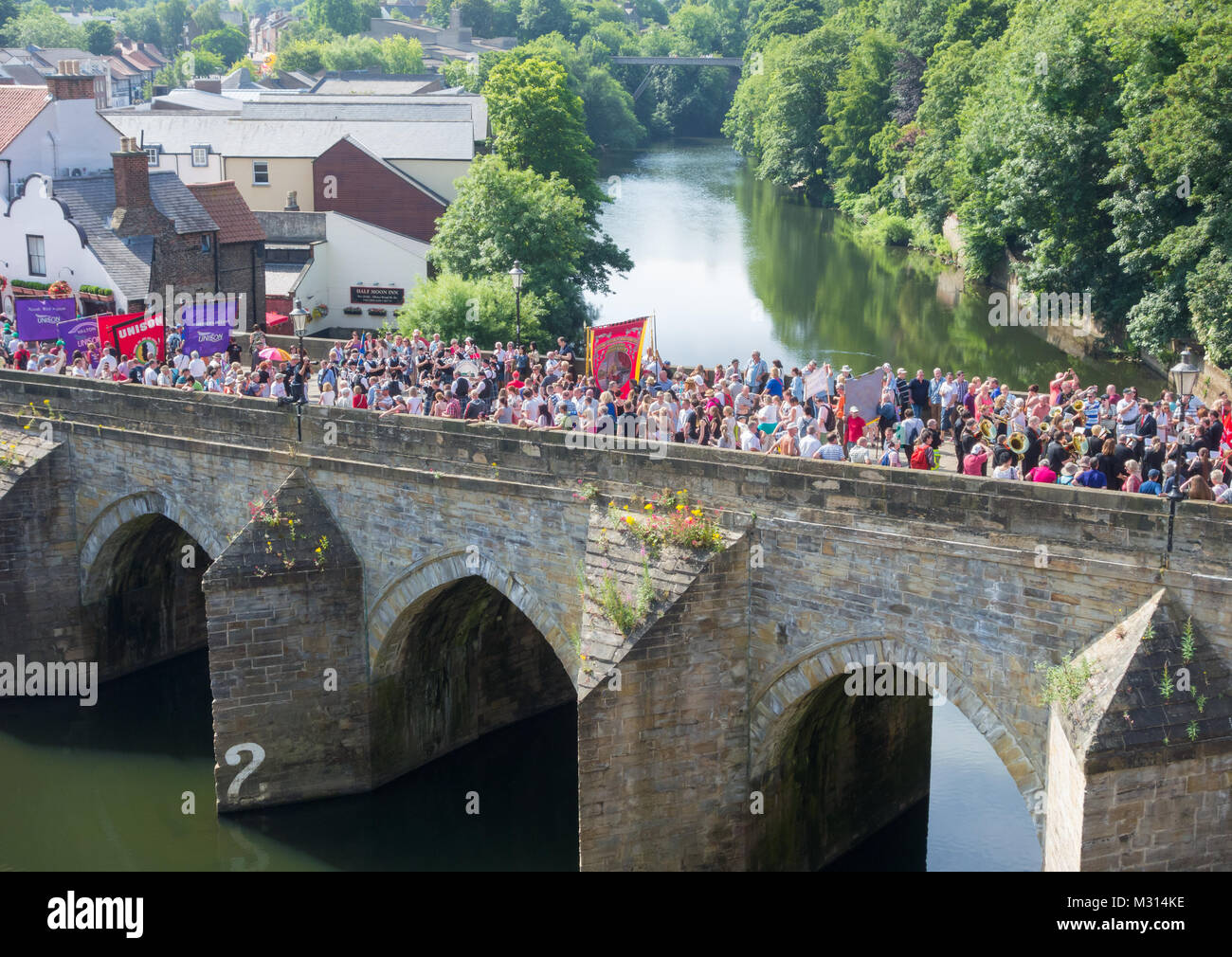 Durham Bergleute Gala parade Kreuzung Elvet Brücke in Durham. Großbritannien Stockfoto
