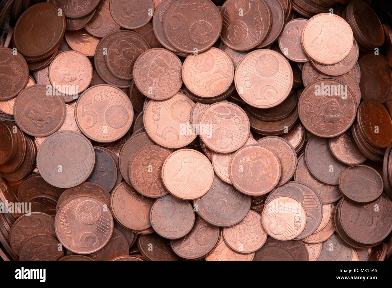 Viele fünf 2 und 1 Cent Münzen Kupfer Hintergrund Stockfoto