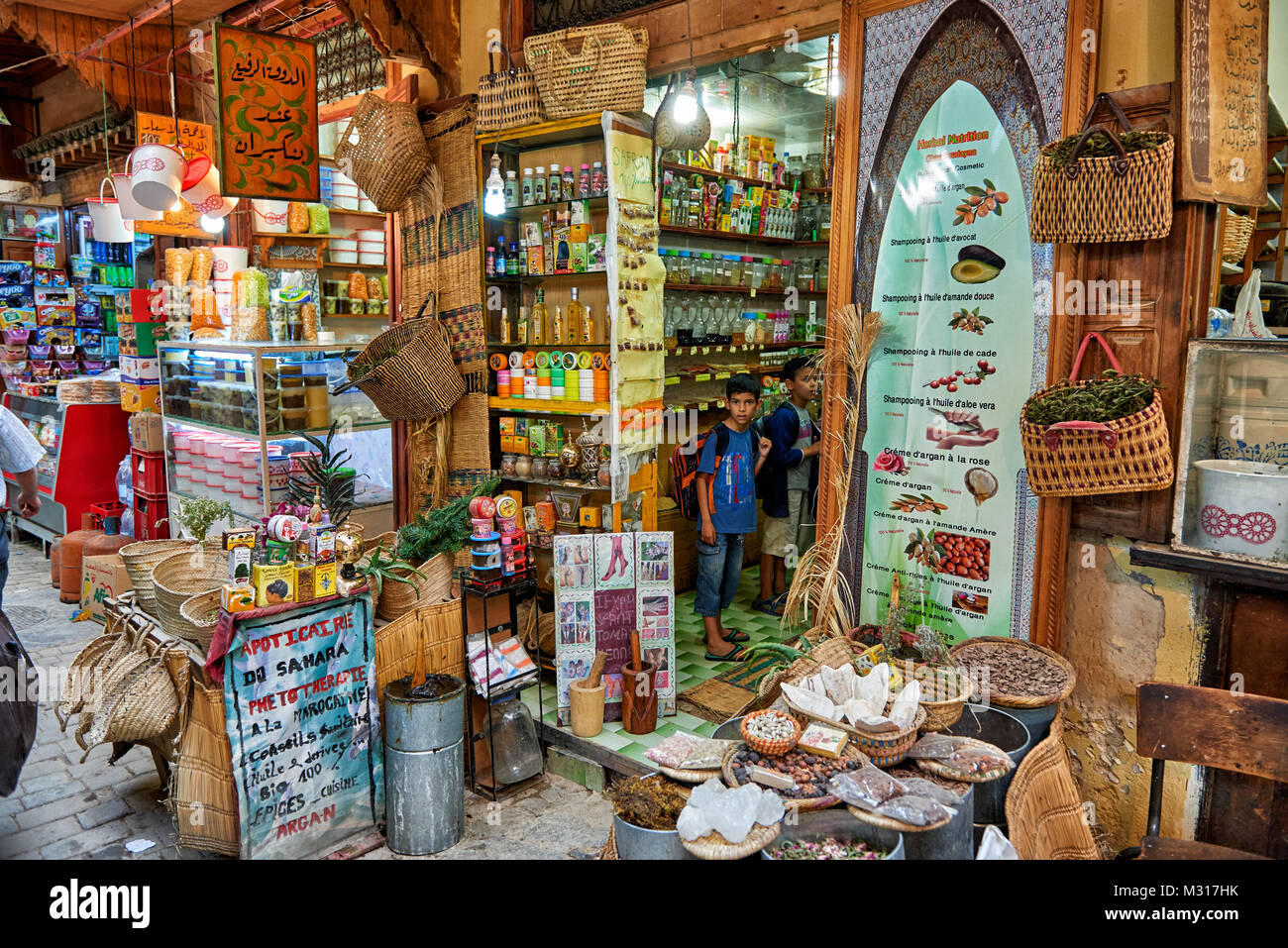 Marktstände mit Nahrungsmitteln in den engen Gassen in der Altstadt (Medina) von Marrakesch, Marokko, Afrika Stockfoto