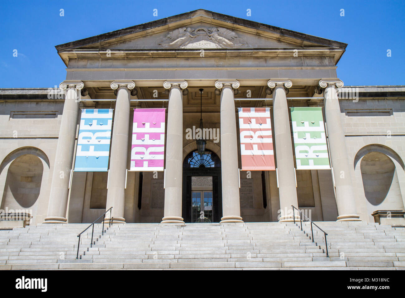 Baltimore Maryland, Wyman Park, Baltimore Museum of Art, neoklassische Architektur, Banner, freier Eintritt, Eingang, Vorderseite, Treppen, Treppe, Säule, Ion Stockfoto