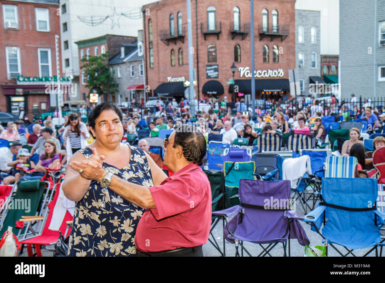 Baltimore Maryland, Little Italy Nachbarschaft, Arbeiterklasse, Community Crowd, kostenloser Film im Freien, Lounge Chair, Mann Männer männlich, Frau weibliche Frauen, Paar, abgelegen Stockfoto