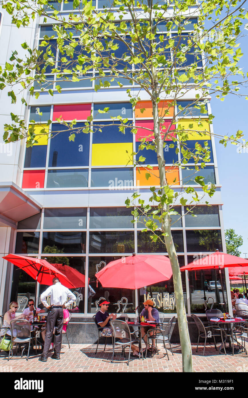 Baltimore Maryland, East Pratt Street, Miss Shirley's Cafe, Restaurant Restaurants Essen Essen Essen Cafe, Straße, Gehsteig Tisch, Sonnenschirm, al fresco Bürgersteig raus Stockfoto