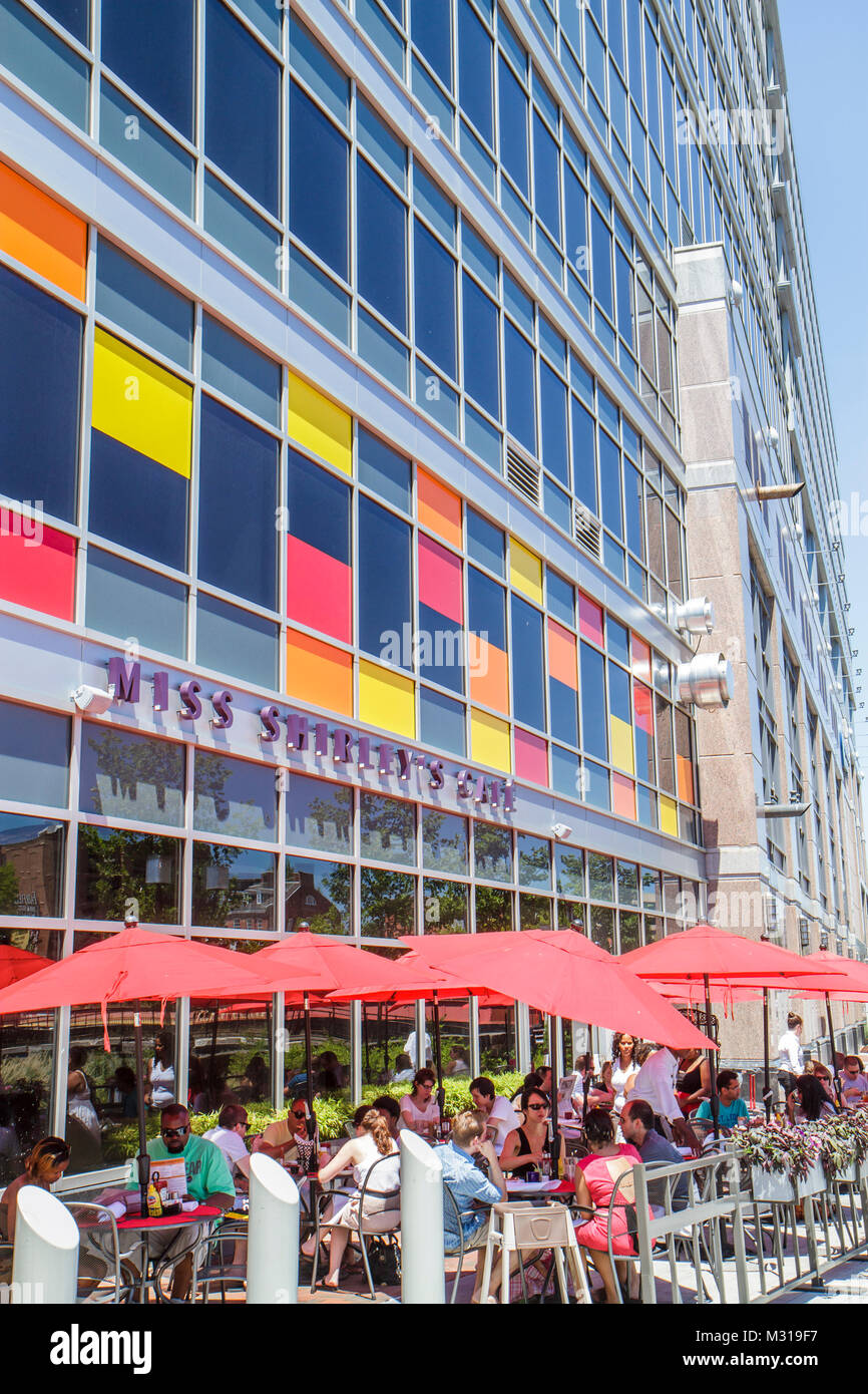 Baltimore Maryland, East Pratt Street, Miss Shirley's Cafe, Restaurant Restaurants Essen Essen Essen Cafe Cafés, Straße, Gehsteig Tisch, Regenschirm, Mann Männer männlich, wom Stockfoto