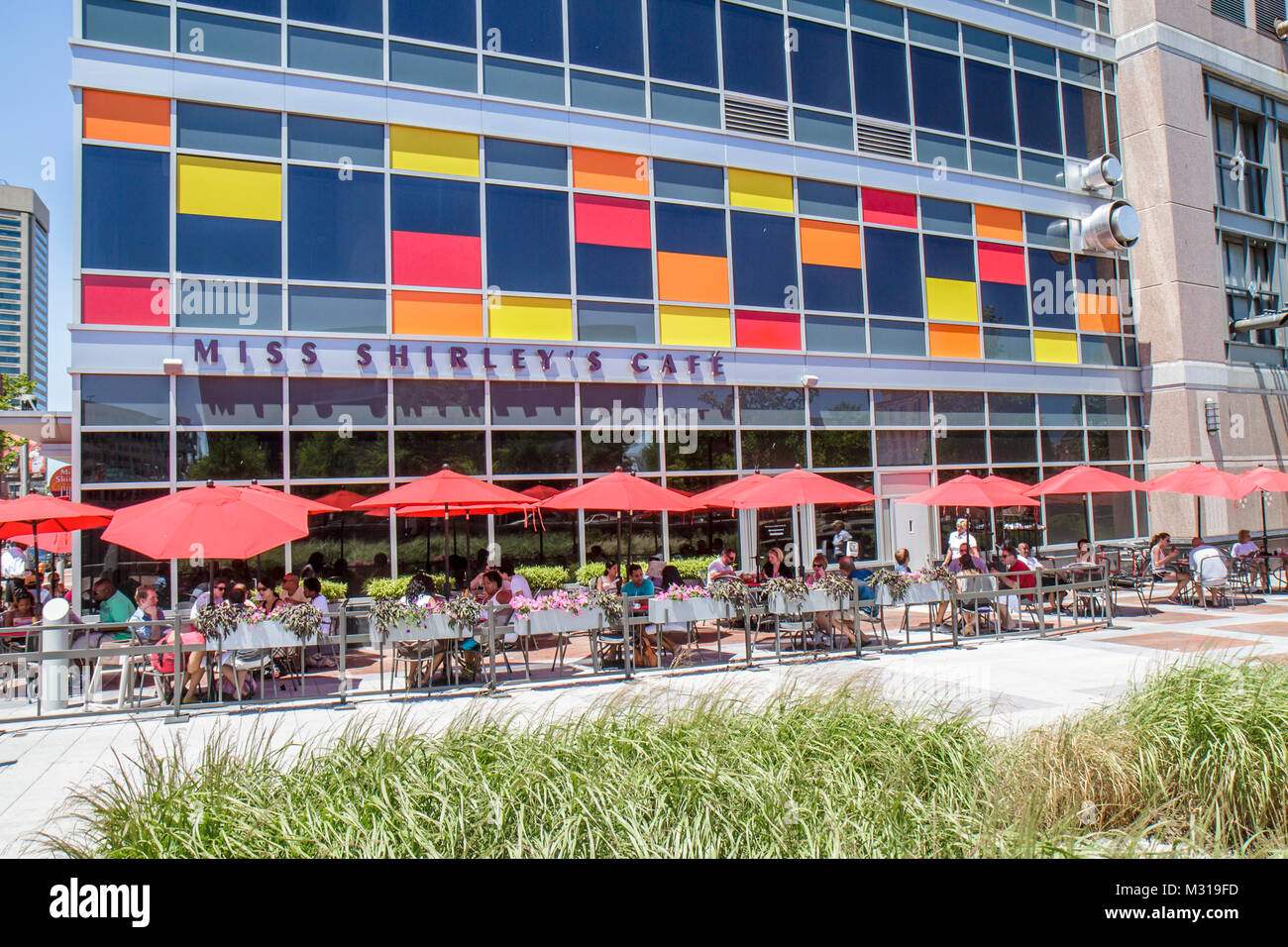 Baltimore Maryland, East Pratt Street, Miss Shirley's Cafe, Restaurant Restaurants Essen Essen Essen Cafe Cafés, Straße, Gehsteig Tisch, Regenschirm, Mann Männer männlich, wom Stockfoto