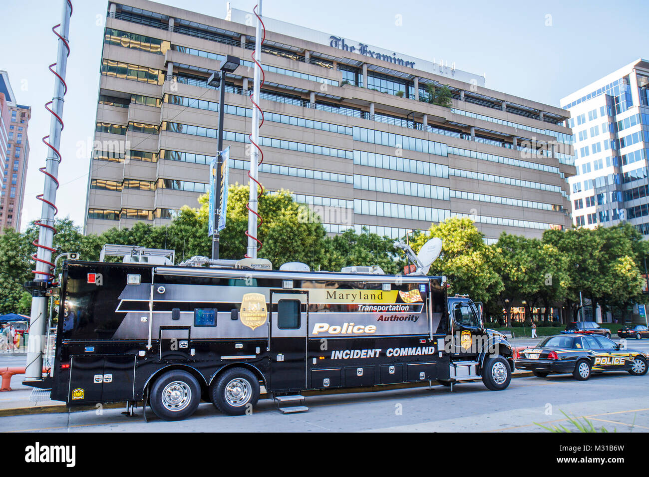 Baltimore Maryland, Baltimore Examiner Gebäude, Polizeifahrzeug, Einsatzkommandwagen, öffentliche Sicherheit, Notfallreaktion, Kommandoeinheit, Innenstadt, MD10070306 Stockfoto