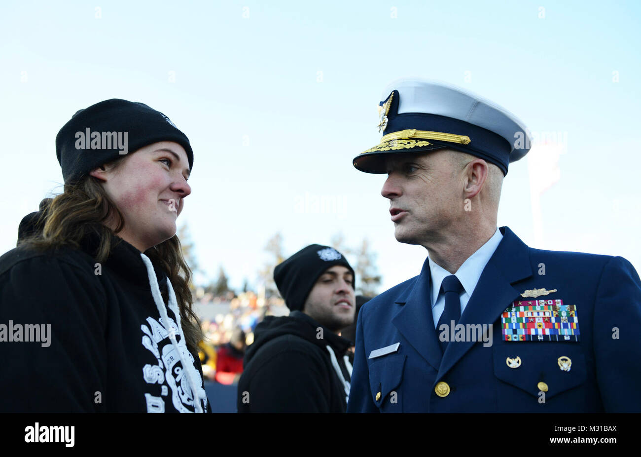 Coast Guard hinten Adm. William G. Kelly, stellvertretender Kommandant für Human Resources, Gespräche mit einem Rekruten, bevor Sie an der militärischen Schüssel 2017 schwört, an der Navy-Marine Corps Memorial Stadium in Annapolis, Maryland, Dez. 28, 2017 gehostet wird. Kelly war die Vereidigung Vertreter für die Küstenwache Rekruten. (U.S. Küstenwache Stockfoto