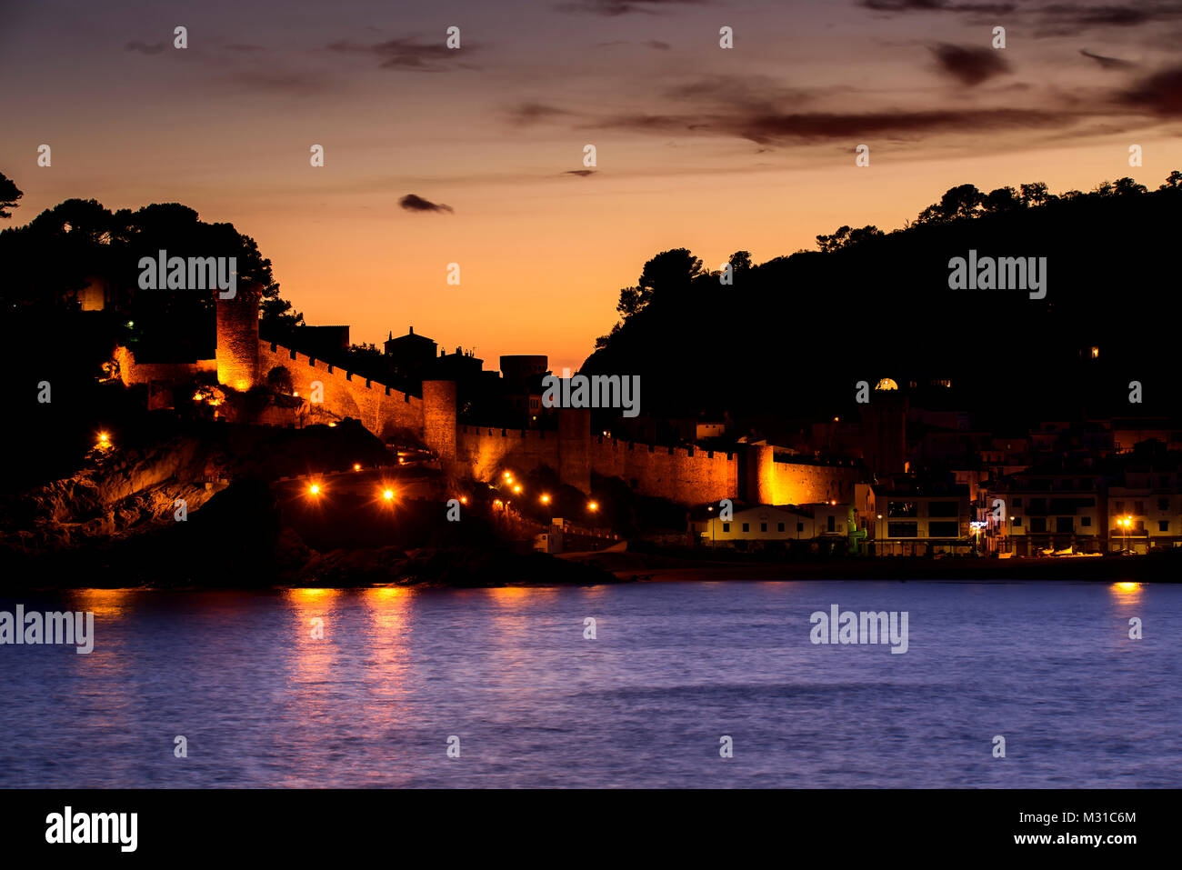 Dämmerung in Tossa de Mar, Girona. Einer der schönsten Orte in der katalanischen Küste. Stockfoto