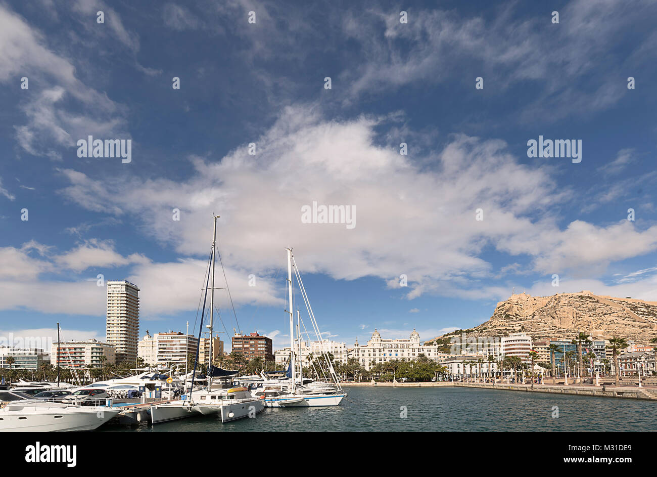 Alicante, Spanien. Januar 26, 2018: Blick auf den Hafen der Stadt Alicante im Winter. Valencia, Spanien. Stockfoto