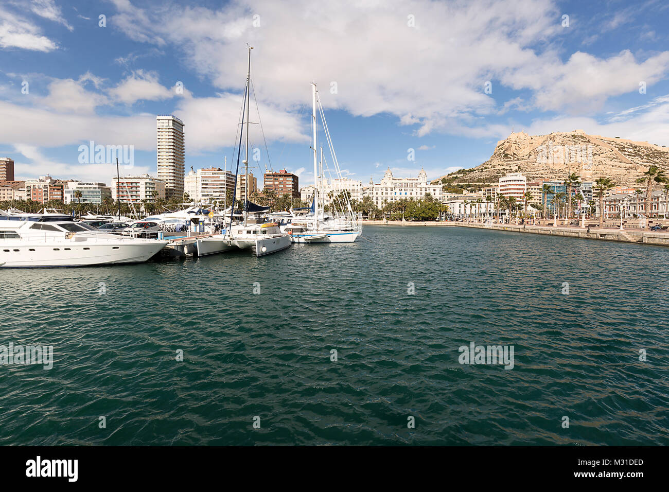 Alicante, Spanien. Januar 26, 2018: Blick auf den Hafen der Stadt Alicante im Winter. Valencia, Spanien. Stockfoto