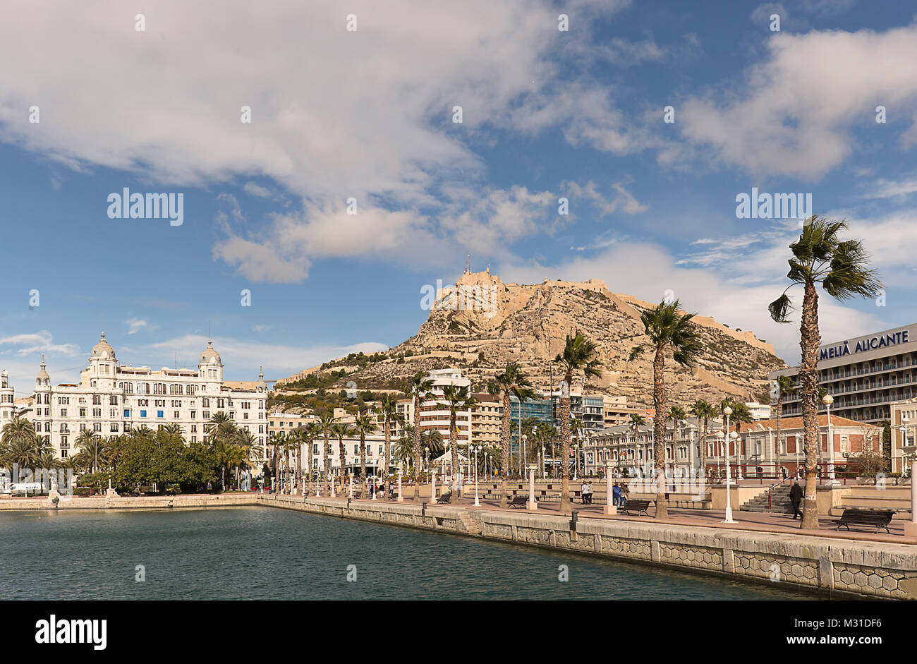 Alicante, Spanien. Januar 26, 2018: Blick auf die Stadt Alicante vom Hafen aus mit dem Schloss von Santa Barbara und emblematische Gebäude. Stockfoto