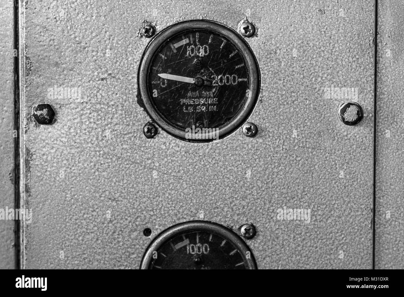 Hydraulikdruck Indikatoren sind in der Kabine eines Douglas DC-3-Flugzeug auf dem Flughafen von Villavicencio, Kolumbien gesehen. Stockfoto