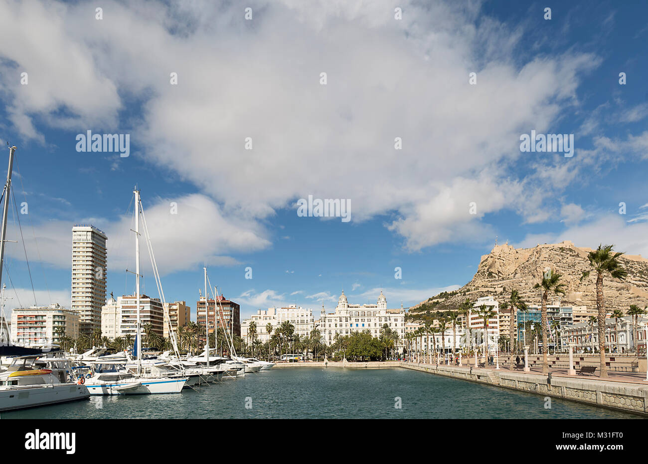 Alicante, Spanien. Januar 26, 2018: Blick auf den Hafen der Stadt Alicante im Winter. Valencia, Spanien. Stockfoto