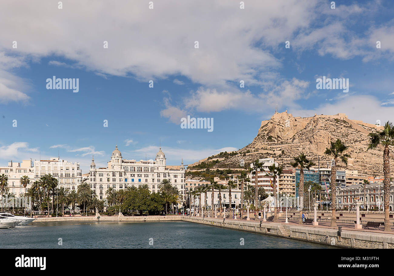 Alicante, Spanien. Januar 26, 2018: Blick auf die Stadt Alicante vom Hafen aus mit dem Schloss von Santa Barbara und emblematische Gebäude. Stockfoto