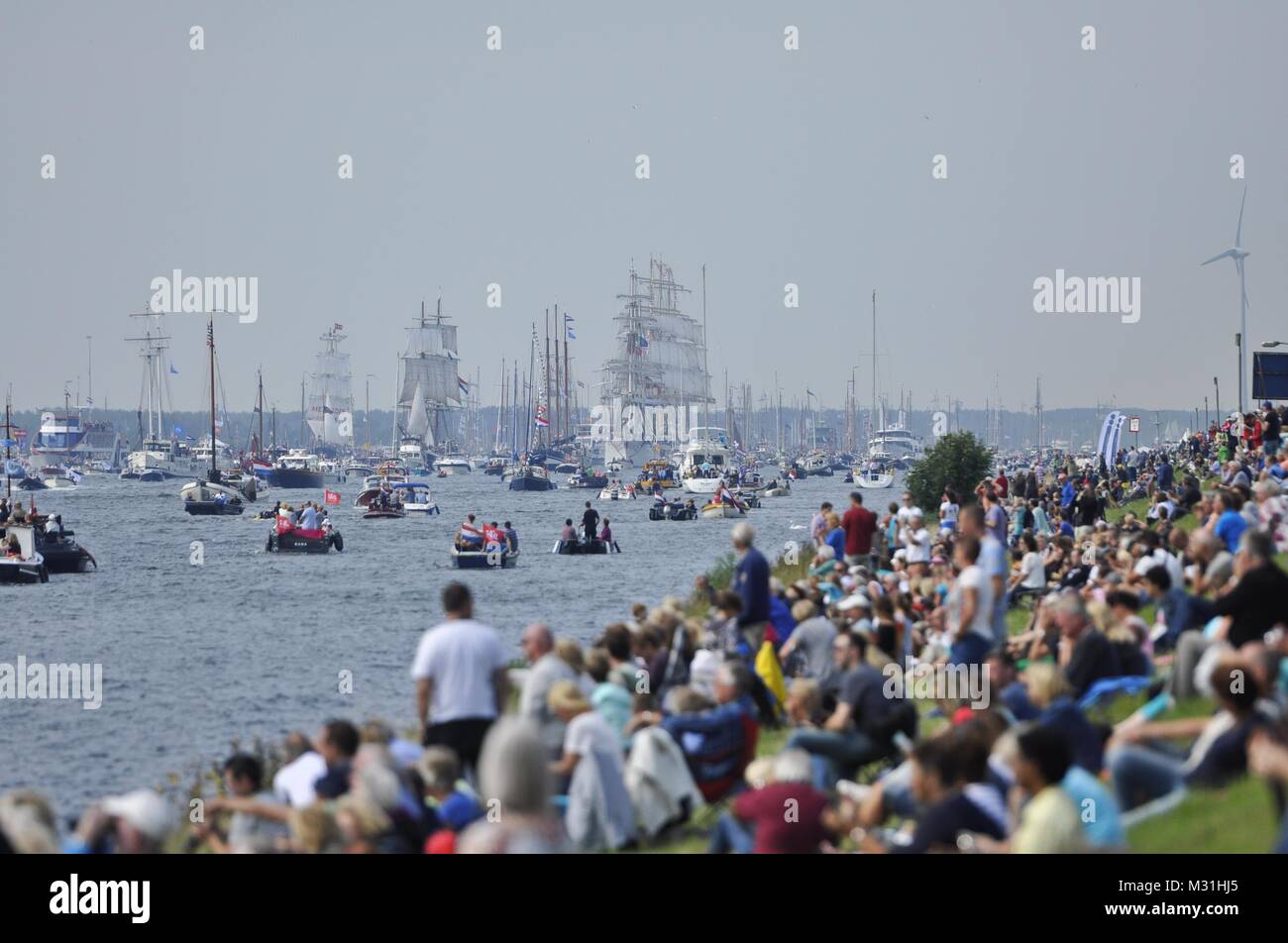 Amsterdam, Niederlande - 19 August 2015: Zuschauer bei der Tall Ships nähert sich der Hafen zur Zeit der Sail 2015 suchen Stockfoto