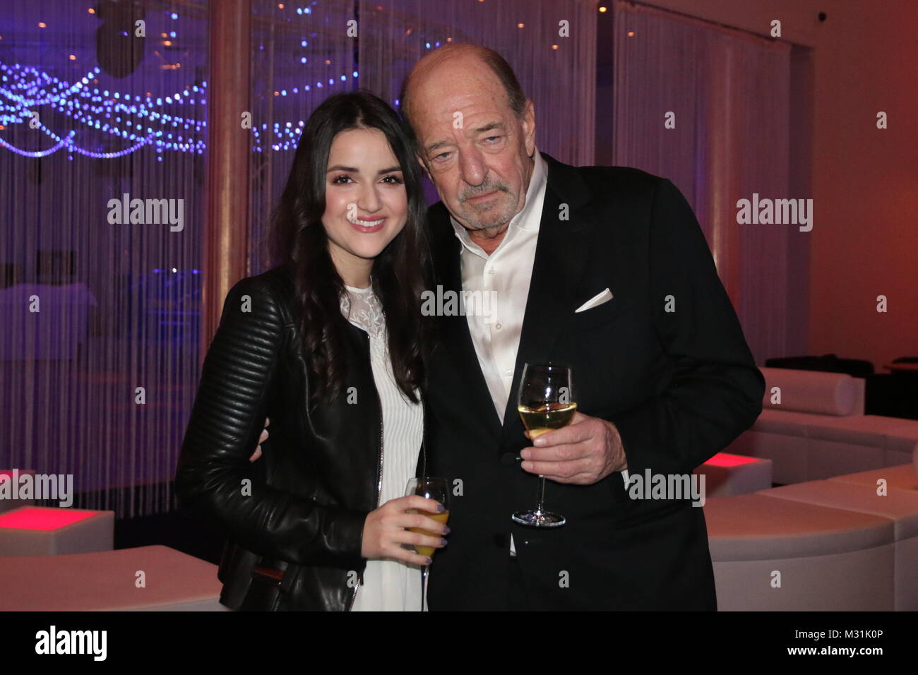 Ein Herz und eine Seele: Laura Pinski (Sängerin und Europäischen Song Contest Anwärterin) und Ralph Siegel (Musikproduzent) - Miss Germany 2016 - Das Finale im Europapark Rust - Am Donnerstag, 20. Februar 2016 wurde im Europapark zum 14. Mal der Titel "Miss Deutschland" vergeben. 900 Gäste wohnten der Proklamation im Dome bei, 200 Medienvertreter aus Presse, Funk und Fernsehen waren akkreditiert. Stockfoto