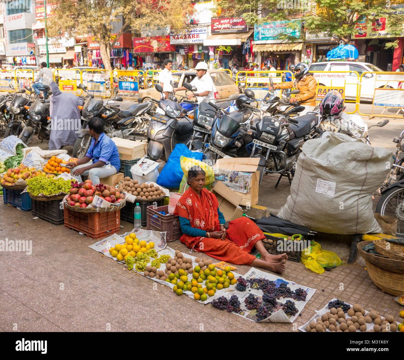 MYSORE, Indien - Januar 09, 2108: Einheimische und touristische Spaziergang in der bunte Markt von Devaraja market. Stockfoto