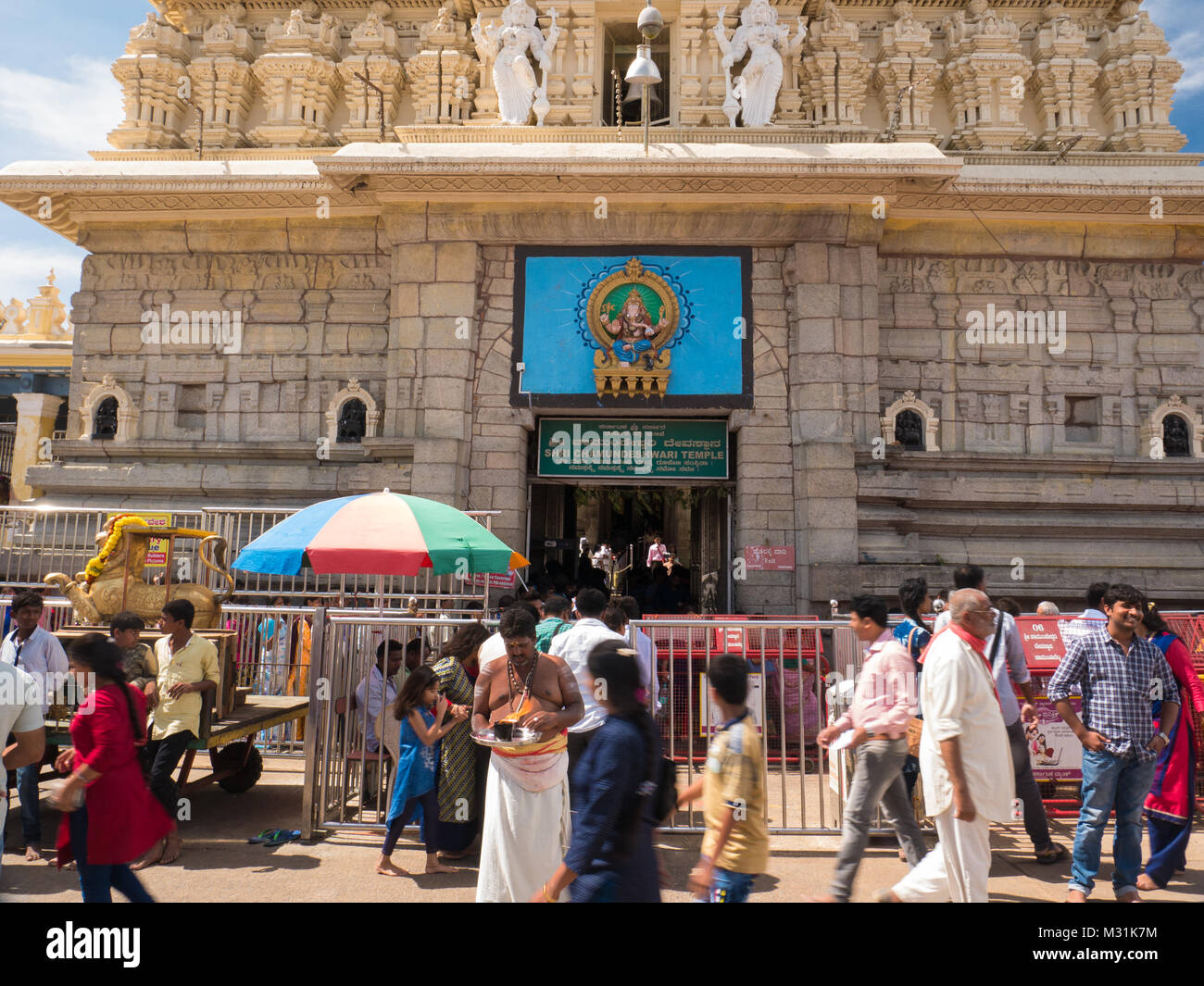 Mysore, Karnataka, Indien - Januar 11, 2018. Menschen Aktivitäten in der Nähe der alten Chamundeshwari Tempel in Chamundi Hills. Stockfoto