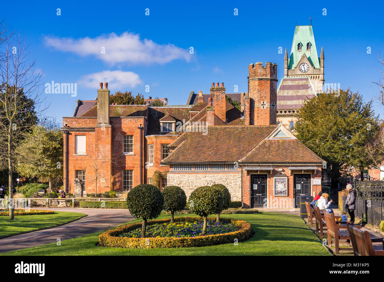 Abbey Gardens mit Abbey House und das Winchester Guildhall im Hintergrund gegen den blauen Himmel Februar 2018, Winchester, Hampshire, England, Großbritannien Stockfoto