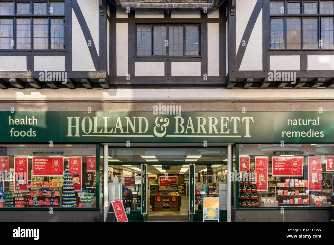 Fassade eines "Holland und Barrett' shop entlang der High Street in Winchester Februar 2018, England, Großbritannien Stockfoto