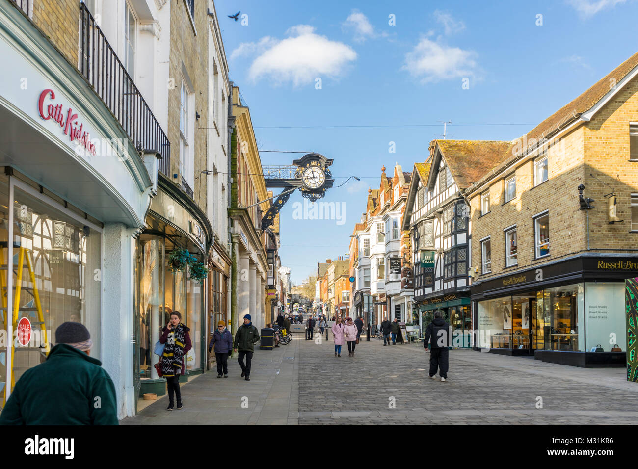 Menschen zu Fuß entlang der High Street mit Winchester Winchester High Street an einem hellen Tag mit blauem Himmel 2018 in Winchester, Hampshire, England, Großbritannien Stockfoto