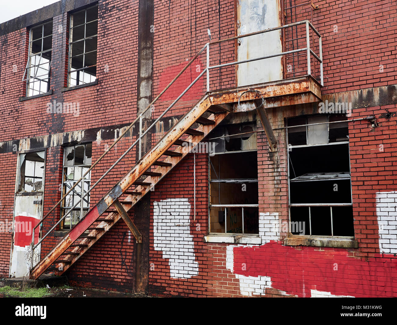 Zweite Etage Notausgang äußere eines heruntergekommenen verlassenen Gebäude, rostet nicht und Teil des städtischen Verfalls in Montgomery Alabama USA. Stockfoto