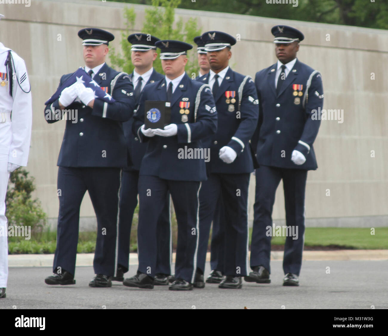 ARLINGTON, Virginia - US Air Force Ehrengarde Mitglieder escort die Überreste von Staff Sgt. Dennis Banken, ein Vietnam Veteran, während der anklageerhebung Dienstleistungen auf dem Arlington National Cemetery am 9. Mai 2013. Der Friedhof sein 9 columbarium Gericht durch die Durchführung einer gemeinsamen vollen Ehren unverbindliche Service für sechs unclaimed bleibt der Veteranen aus allen Bereichen der Streitkräfte gewidmet. Die Norfolk Bezirk, US-Armee Korps der Ingenieure, beaufsichtigte den Bau Der columbarium, das ist mehr als doppelt so groß wie der nächste columbarium in Arlington. (U.S. Armee Foto/Kerry Solan) 130509-A-ET 072-0 Stockfoto