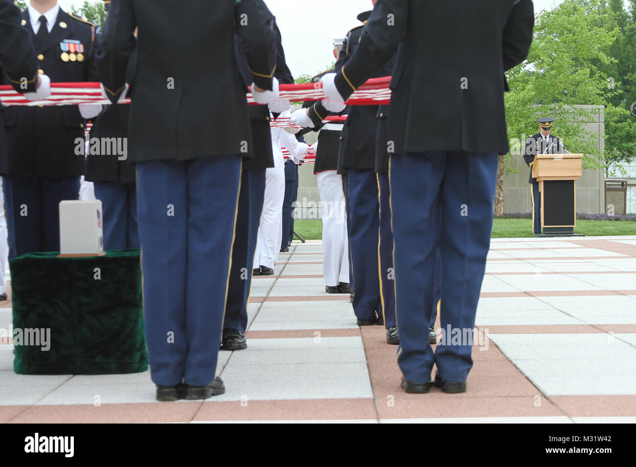 ARLINGTON, VA - Ehrengarde Mitglieder halten Flaggen über die Überreste von sechs unclaimed Veteranen aus allen Zweigen der militärischen während einer Feierstunde auf dem Arlington National Cemetery Mai 9, 2013. Die Überreste waren die ersten, die in den Friedhof Neue columbarium Gericht Nr. 9 inurned zu sein, mit dessen Bau wurde von der Norfolk Bezirk, AMERIKANISCHE Armee Korps von Ingenieuren betreut. Das columbarium Enthält 20,296 Nischen, erstreckt sich über mehr als 2 Hektar und ist die größte columbarium auf dem Friedhof. (U.S. Armee Foto/Kerry Solan) 130509-A-ET 072-011 durch norfolkdistrict Stockfoto