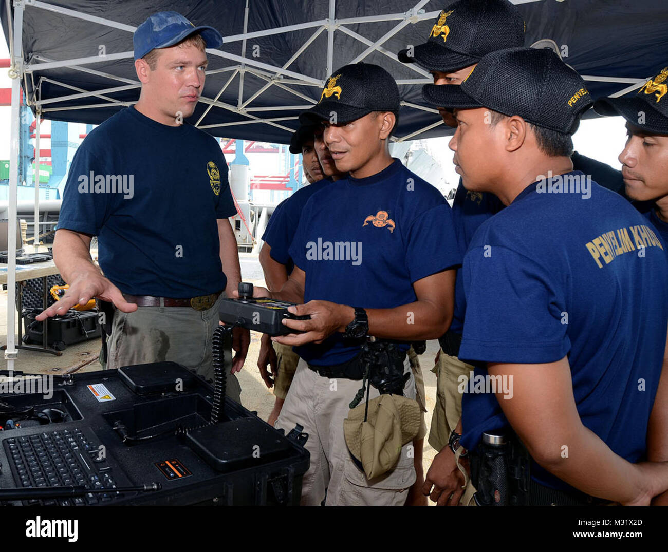 Uss Safeguard Ars 50 Stockfotos & Uss Safeguard Ars 50 