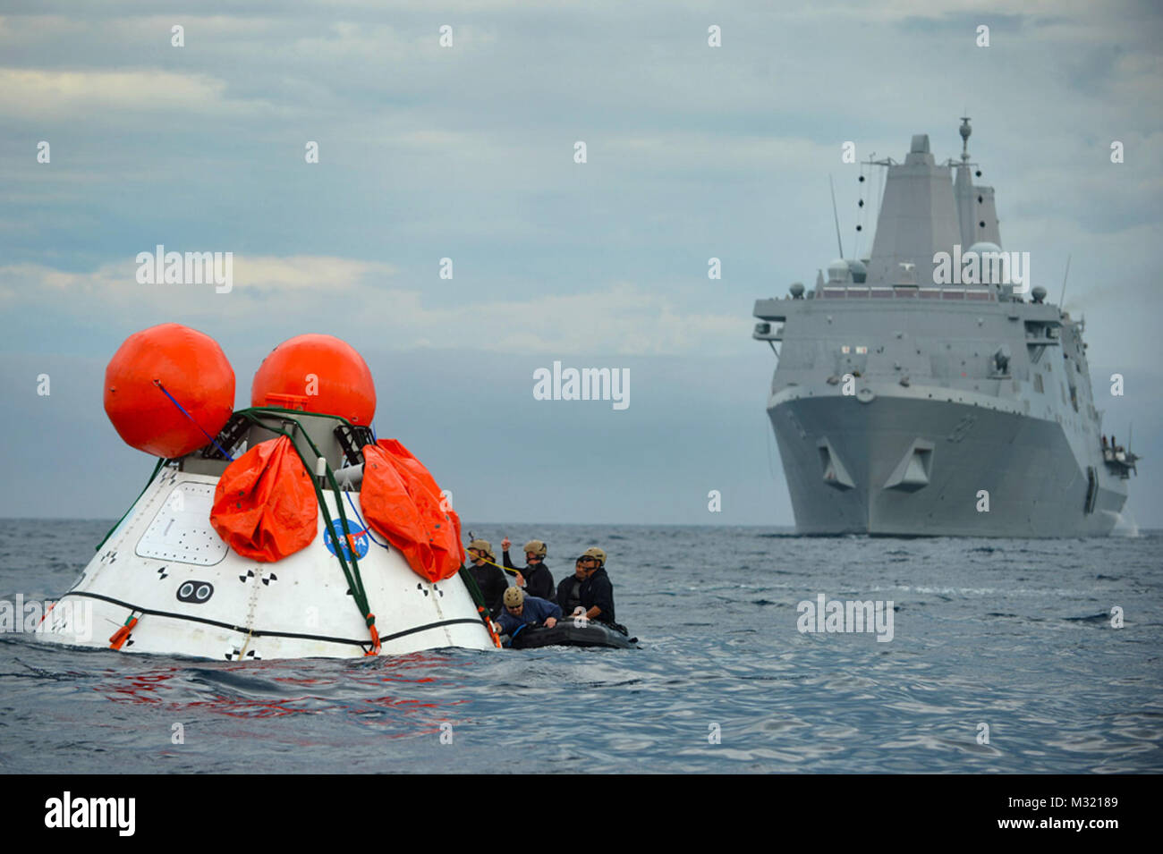 140803-N-FO 359-213 PAZIFISCHEN OZEAN (Aug. 3, 2014) Seeleute aus dem amphibious Transport dock Schiff USS Anchorage LPD (23) und Marine Taucher für die Beseitigung von Explosivstoffen Mobile Einheit (EODMU) 11, Mobile Tauchen und Bergungsgesellschaft 11-7, im zweiten Gang recovery Test für die NASA Orion Programm teilnehmen. Dies ist der zweite - am Meer mit einem welldeck Recovery Methode für die Orion-Crew-Modul. (U.S. Marine Foto von Mass Communication Specialist 1. Klasse Corey Grün/Freigegeben) - auf See - Prüfung für die Orion-Crew Modul durch # FIRMA PACOM Stockfoto