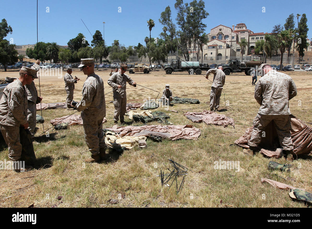 130730-N-HW 977-046 NORCO, Calif (30. Juli 2013) Im Schatten des historischen Norconian Hotel und ehemalige Corona Naval Hospital, Mitglieder der Marine Wing Support Squadron (MWSS) 374 von der Marine Corps Air Ground Combat Center in Twentynine Palms, Calif., lagerten bei Naval Waffen Station Seal Beach (NWSSB) Loslösung Norco, der Heimat des Naval Surface Warfare Center (NSWC), Corona Division. Die Gruppe führte ein Feld ausüben, wobei sie sich auf eine Verringerung der Staubbelastung Produkt zu einem Hubschrauber Landing Zone in der Cleveland National Forest, der folgende Tag. (U.S. Marine Foto von Greg Vojtko/Freigegeben) 130730-N-HW977 Stockfoto