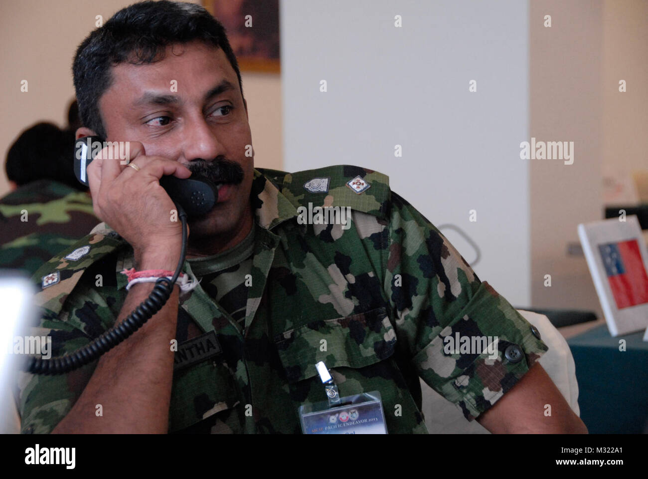 CHONBURI, Thailand (Aug. 26, 2013) Oberstleutnant Priyantha Dasanayake der Sri Lanka Armee testet die Kommunikation während eines Erdbebens Disaster Response Szenario als Teil der Pazifischen Bemühen, 2013 in Chonburi, Thailand. Pacific ist eine multinationale, Multiservice Workshop von US Pacific Command gefördert, die sich mit der humanitären Hilfe und der Katastrophenhilfe durch die Prüfung und Dokumentation Kommunikation zwischen militärischen Kräfte in der Region Asien-Pazifik. Es gibt 22 Länder die Teilnahme an der diesjährigen Workshop. (US Air Force Foto von TSgt Michael Jackson/Freigegeben) 130826-F-MT955- Stockfoto