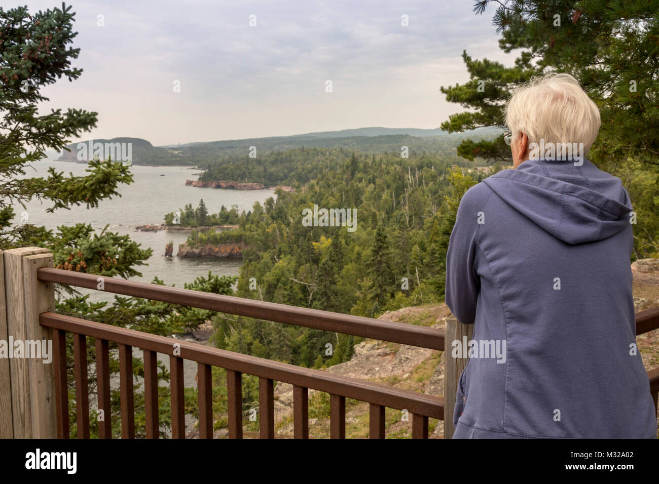 Silver Bay, Minnesota - ein Besucher mit Blick auf den Lake Superior an Tettegouche State Park. Stockfoto